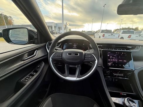 New 2025 Jeep Grand Cherokee Laredo image 14