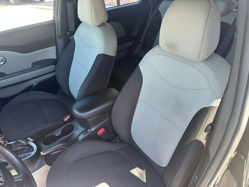 Used 2018 Kia Soul FWD image 23