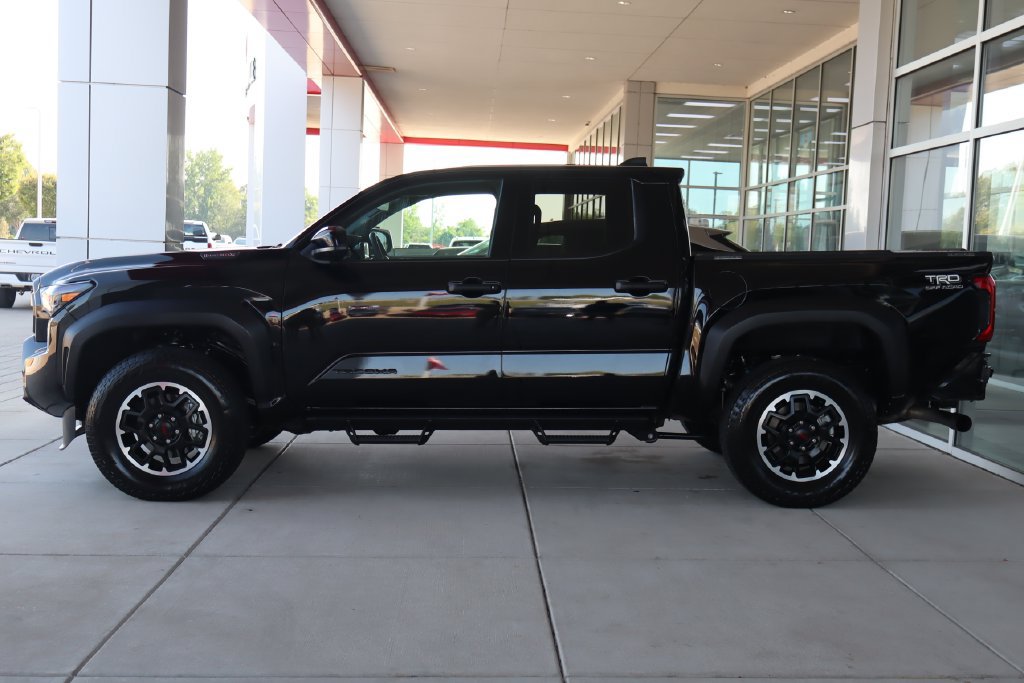 Used 2025 Toyota Tacoma TRD Off-Road AWD/4WD image 4