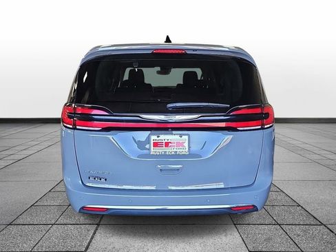 Used 2023 Chrysler Pacifica Touring-L FWD image 5