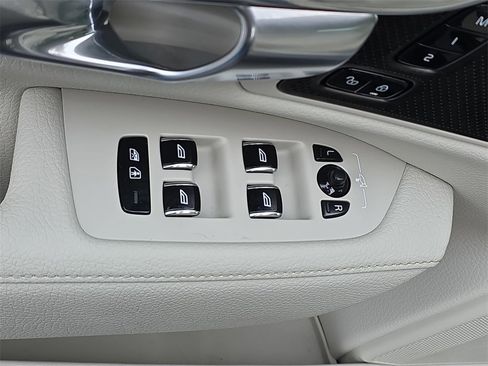 Used 2022 Volvo S90 B6 Momentum w/ Advanced Package image 32