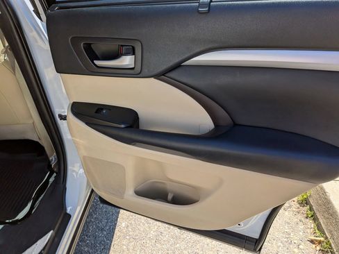 Used 2019 Toyota Highlander XLE AWD/4WD image 42