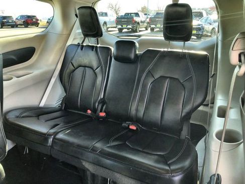 Used 2024 Chrysler Pacifica Select image 23