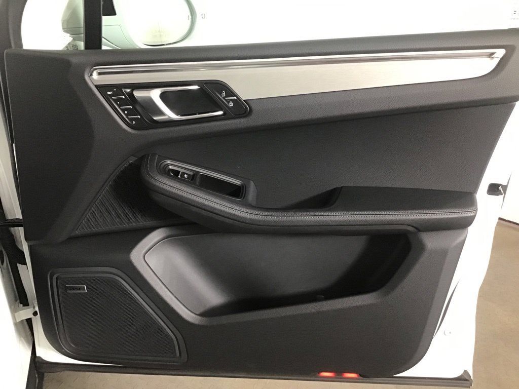 Certified 2026 Porsche Macan AWD/4WD image 22