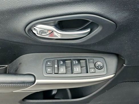 Used 2019 Jeep Cherokee Latitude Plus w/ Comfort/Convenience Group image 22