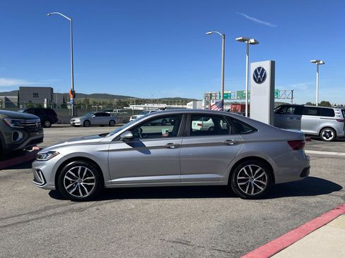 Certified 2025 Volkswagen Jetta SE image 2