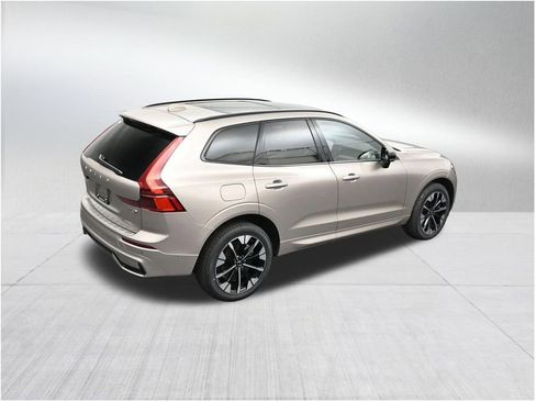 New 2026 Volvo XC60 T8 Plus w/ Protection Package Premier AWD/4WD image 17