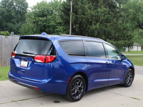 Used 2018 Chrysler Pacifica Touring-L Plus w/ S Appearance Package FWD image 9