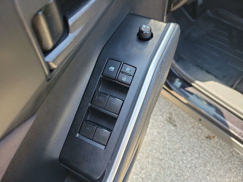 Used 2021 Toyota Highlander L image 13