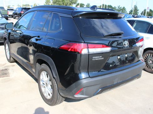 Used 2025 Toyota Corolla Cross LE FWD image 6
