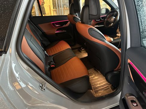 Used 2025 Mercedes-Benz GLC 300 4MATIC image 5