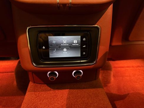 Used 2018 Bentley Bentayga Mulliner AWD/4WD image 29