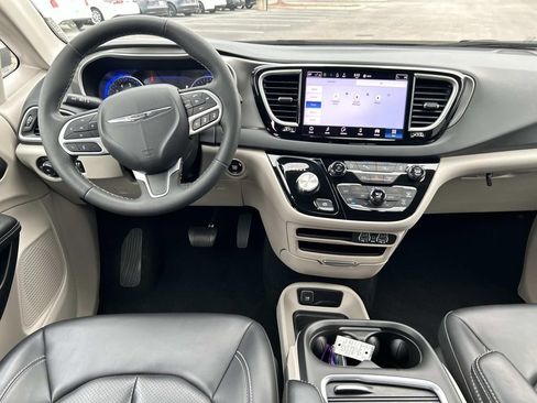 Used 2023 Chrysler Pacifica Touring-L image 18