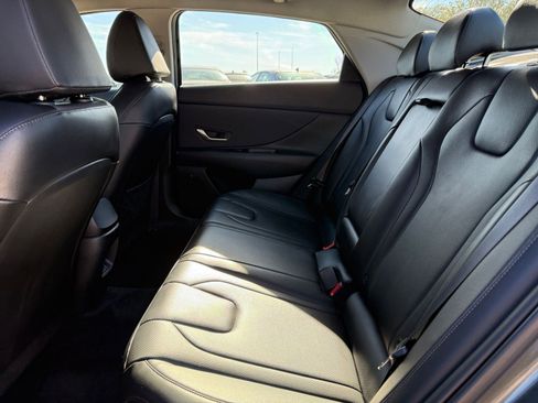 Used 2025 Hyundai Elantra Limited image 27