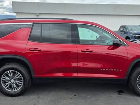 Used 2025 Chevrolet Traverse LT FWD image 6