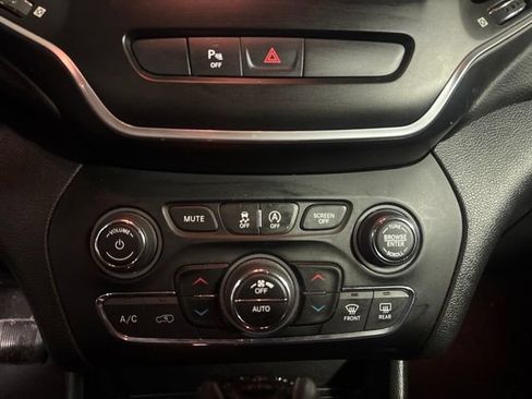 Used 2019 Jeep Cherokee Latitude Plus AWD/4WD image 30