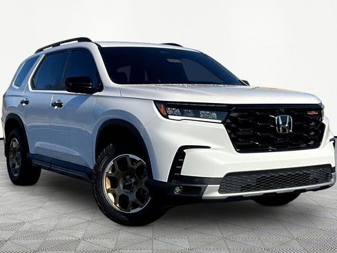 Used 2024 Honda Pilot TrailSport image 3