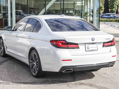 Used 2023 BMW 530e w/ Premium Package image 4