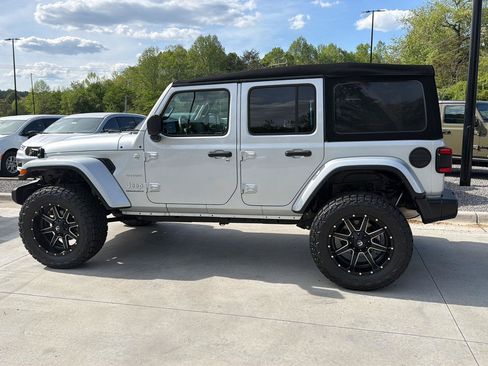Used 2024 Jeep Wrangler Unlimited Sahara w/ Technology Group AWD/4WD image 6