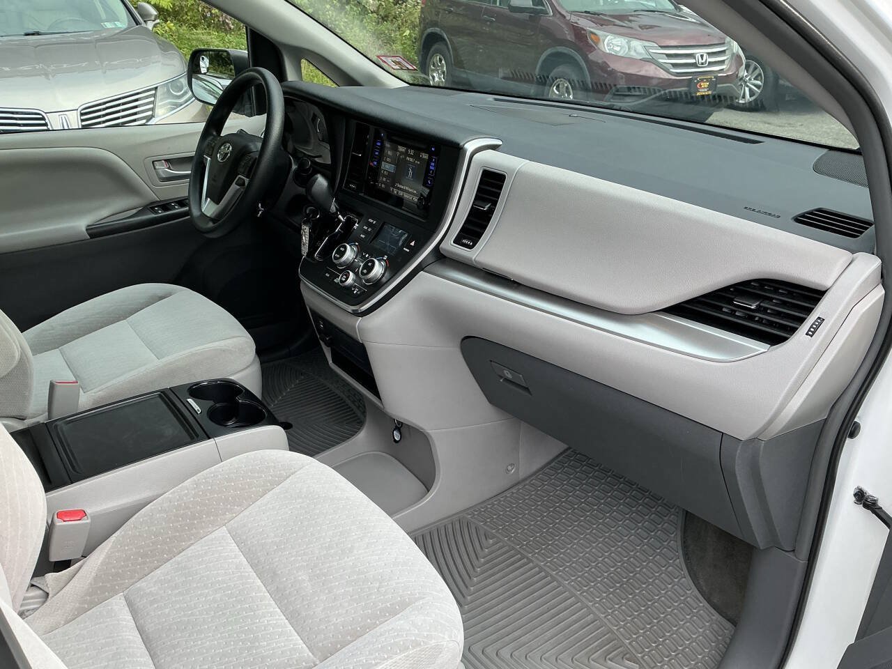 Used 2017 Toyota Sienna LE FWD image 32