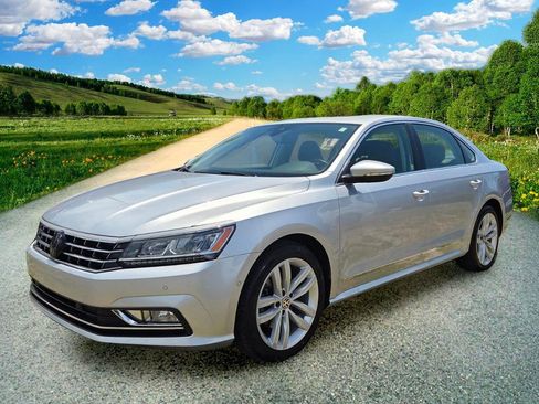 Used 2018 Volkswagen Passat 2.0T SEL Premium FWD image 3