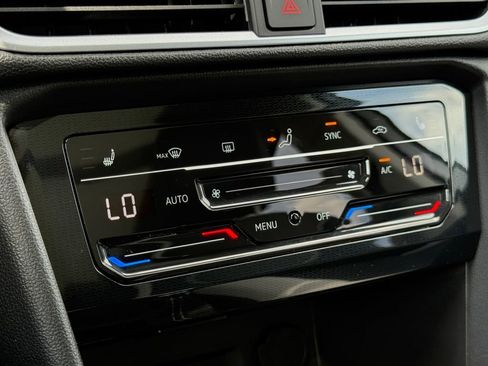 Used 2025 Volkswagen Taos SE w/ Panoramic Sunroof Package FWD image 16