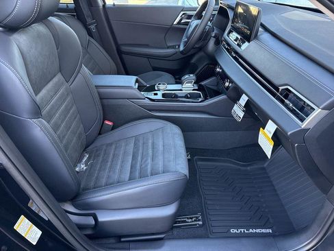 Used 2025 Mitsubishi Outlander SE FWD image 25
