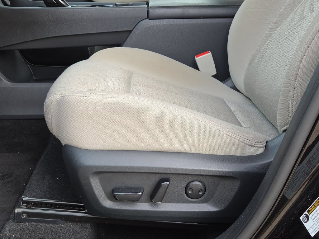 Used 2025 Nissan Rogue SV AWD/4WD image 16