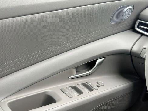 Used 2024 Hyundai Elantra SEL image 17