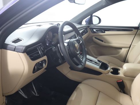 Certified 2025 Porsche Macan image 4