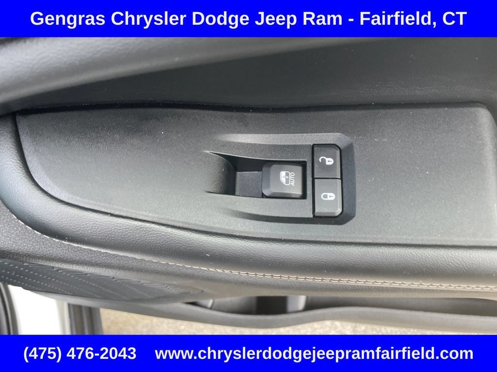 Used 2023 Jeep Grand Cherokee L Altitude AWD/4WD image 17