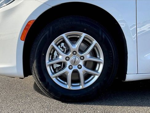 Used 2024 Chrysler Pacifica Touring-L image 9