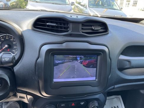 Used 2018 Jeep Renegade Latitude w/ Cold Weather Group AWD/4WD image 30