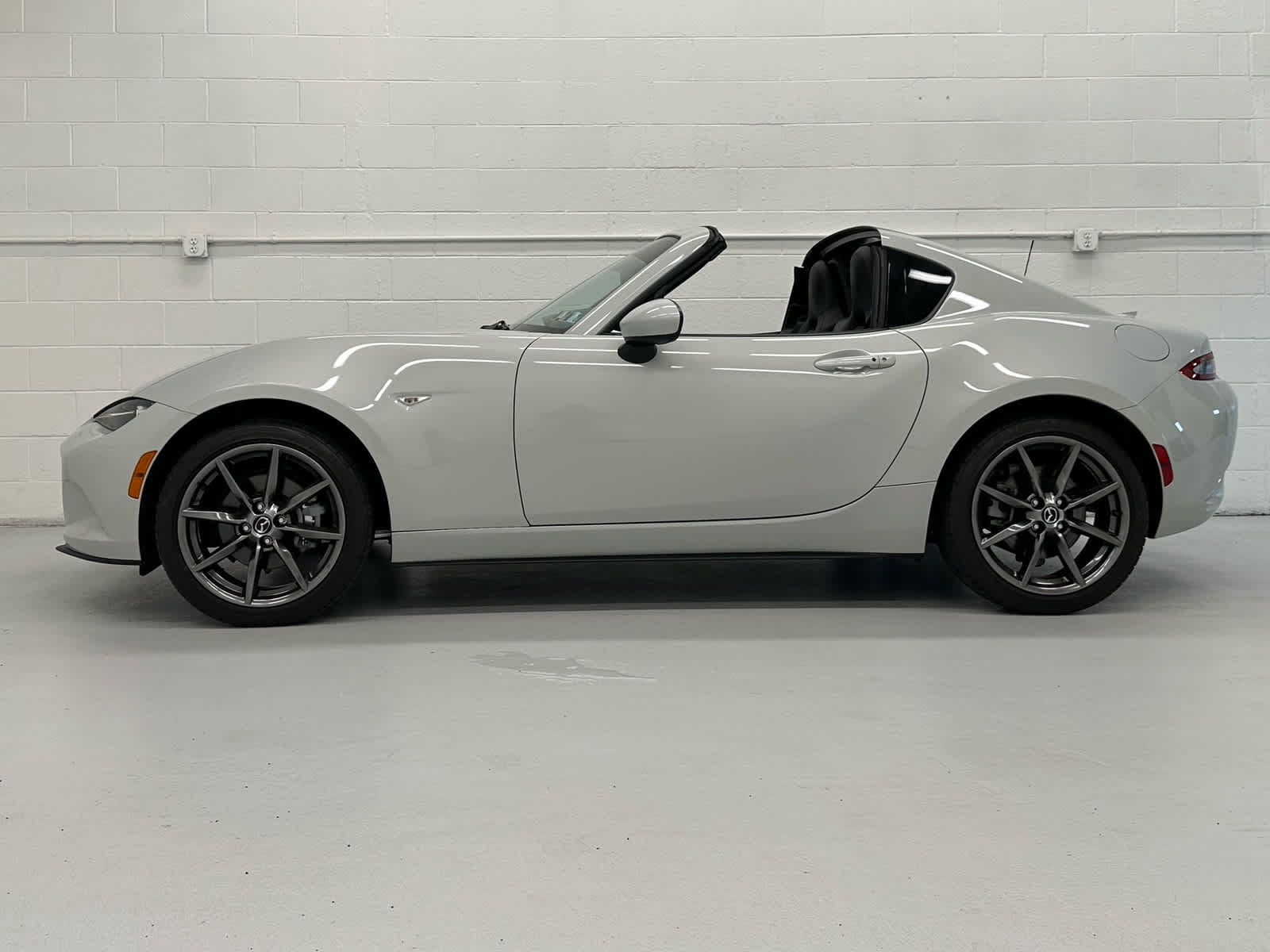 Used 2017 MAZDA MX-5 Miata RF Grand Touring RWD image 3