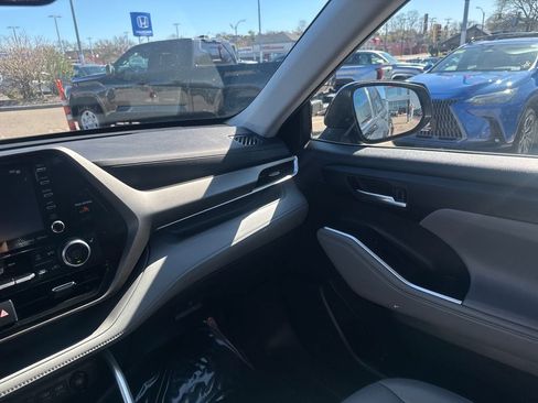 Used 2022 Toyota Highlander XLE AWD/4WD image 32