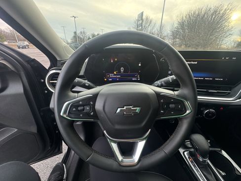 Used 2025 Chevrolet Trax ACTIV w/ Sunroof Package image 14