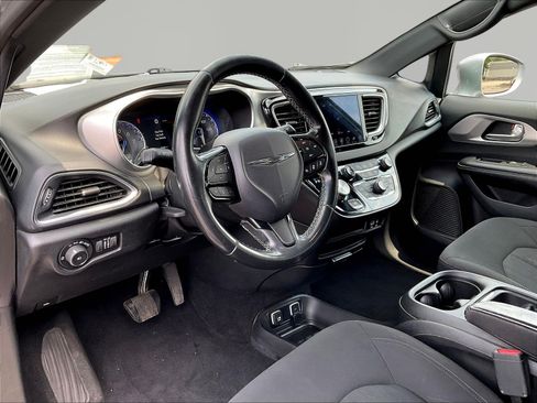 Used 2019 Chrysler Pacifica Touring Plus w/ Advanced Safetytec Group FWD image 16