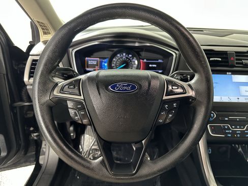 Used 2017 Ford Fusion SE w/ Fusion SE Technology Package image 18