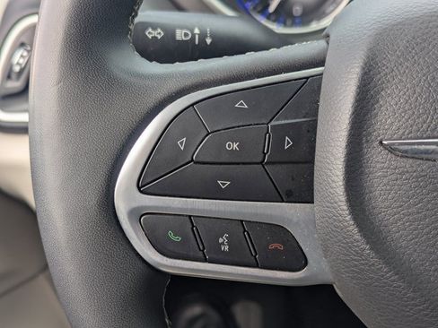 Used 2024 Chrysler Pacifica Touring-L image 18