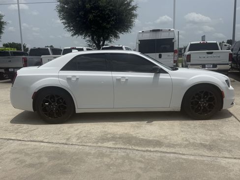 Used 2019 Chrysler 300 Touring w/ Sport Appearance Package RWD image 3