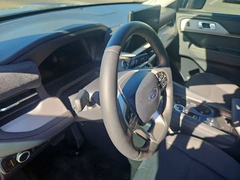 Used 2025 Ford Explorer Active RWD image 10