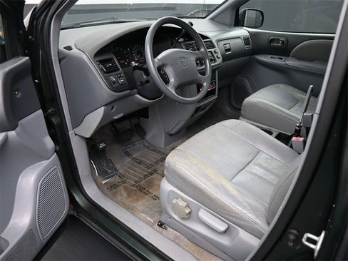 Used 2000 Toyota Sienna LE image 2