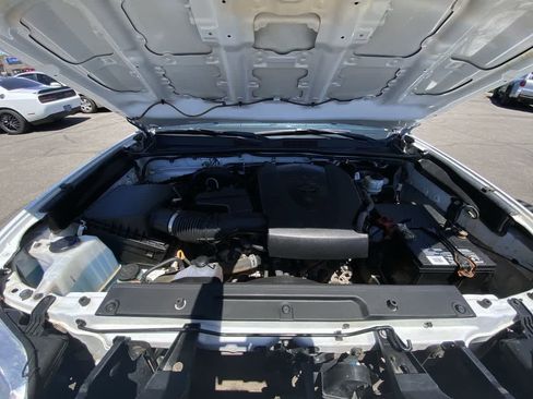 Certified 2022 Toyota Tacoma SR5 AWD/4WD image 24