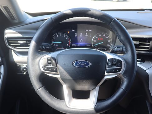 Used 2023 Ford Explorer XLT w/ Equipment Group 202A AWD/4WD image 16