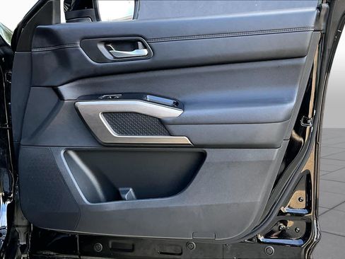 Certified 2025 Nissan Pathfinder Platinum FWD image 23