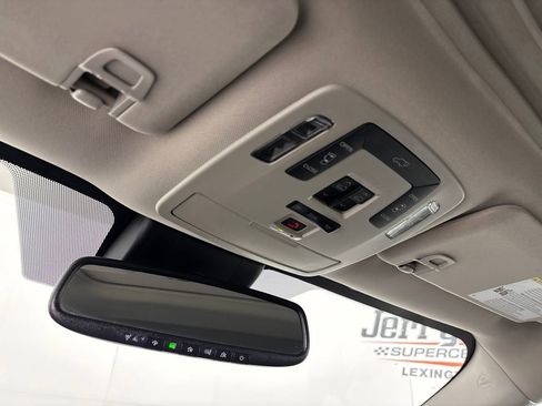 Used 2024 Toyota Sienna XLE FWD image 19