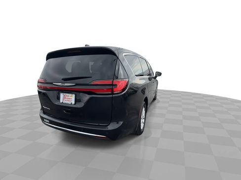 Used 2023 Chrysler Pacifica Touring-L FWD image 8