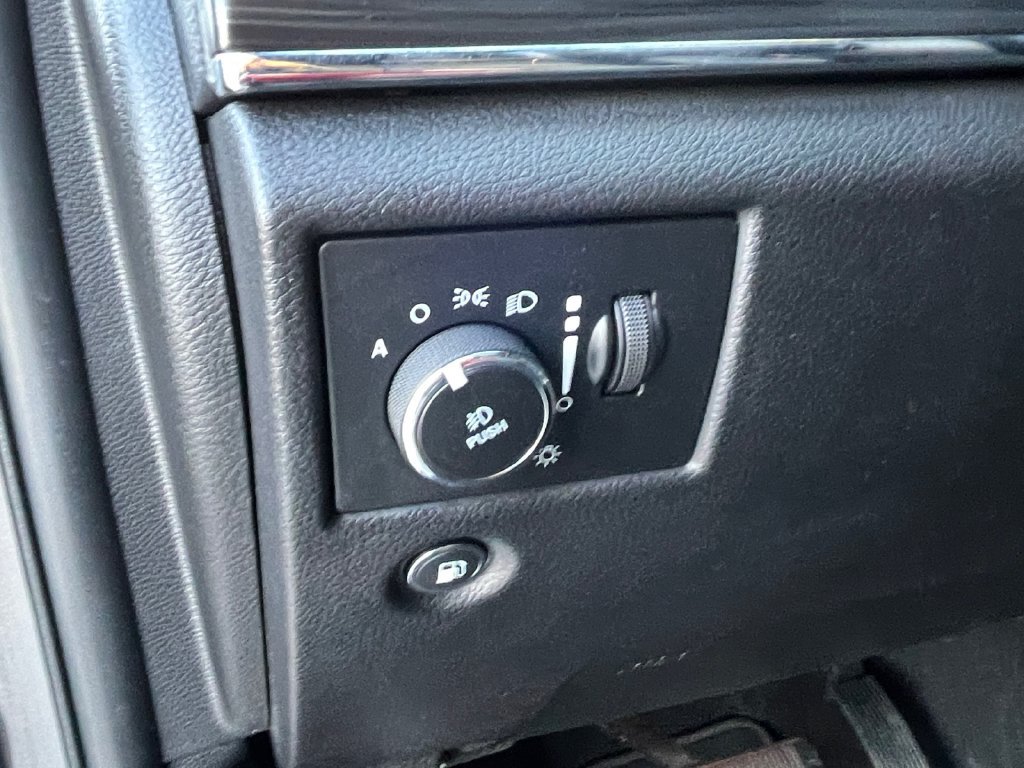Used 2020 Jeep Grand Cherokee Limited AWD/4WD image 23