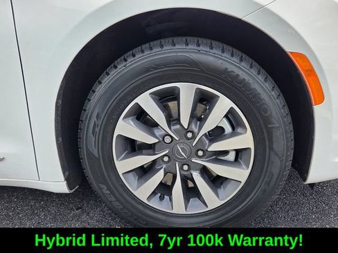 Used 2023 Chrysler Pacifica Limited FWD image 9