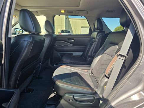 Used 2025 Nissan Pathfinder Platinum AWD/4WD image 12